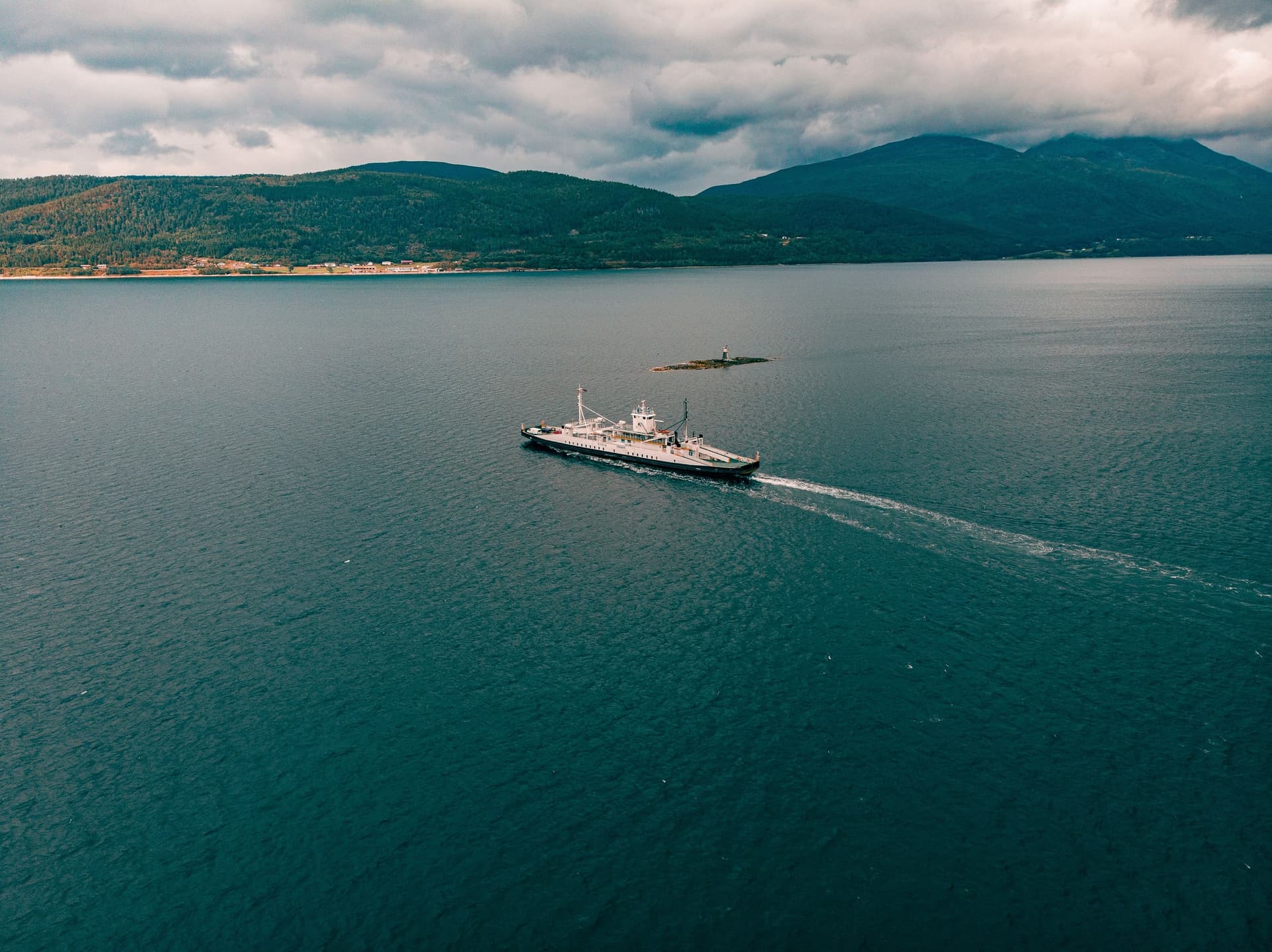 Ferje på vei over fjorden ved Åfarnes