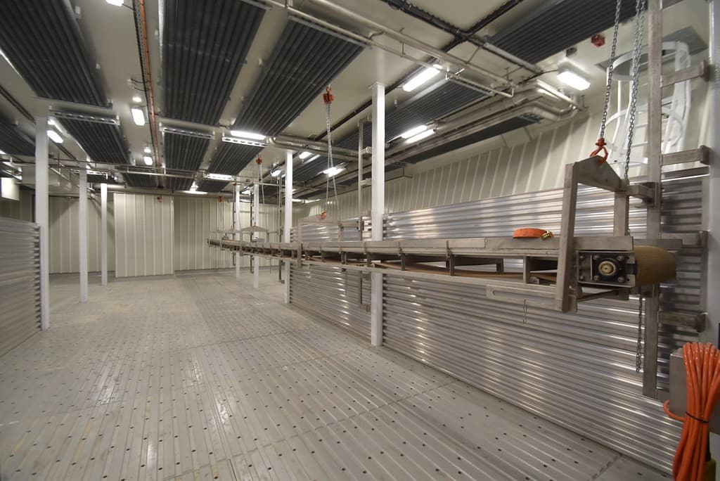 The factory deck on Veidar, conveyors and processing line